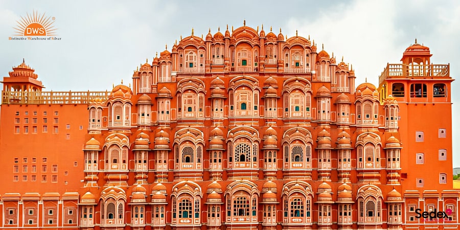 Visit Hawa Mahal in Jaipur